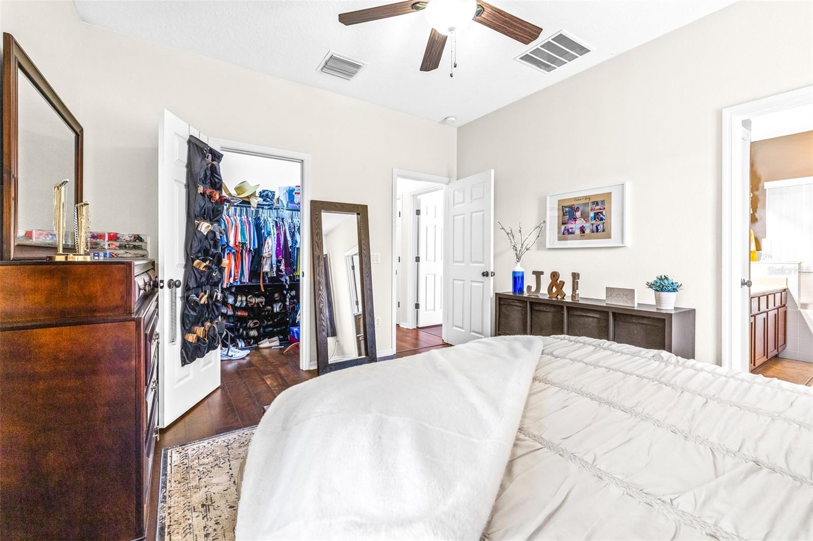 Features a walk-in closet