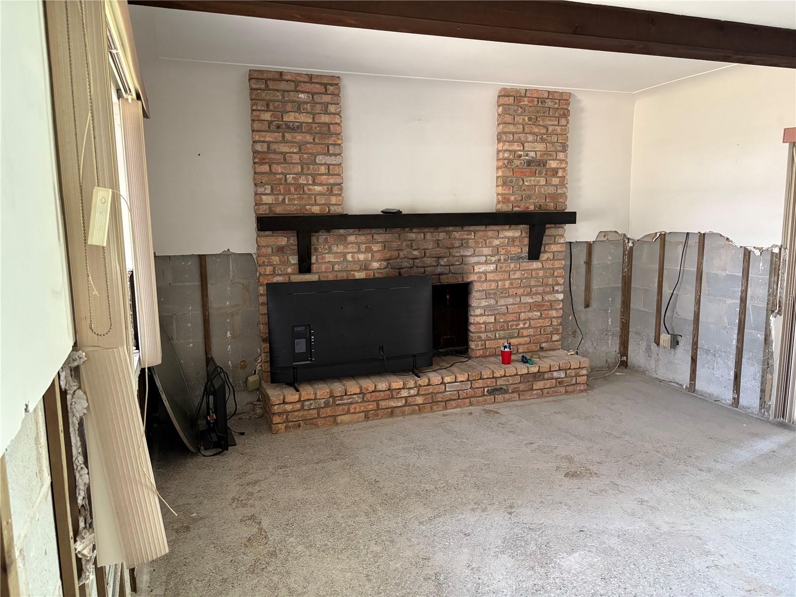 1 of 2 Fireplaces