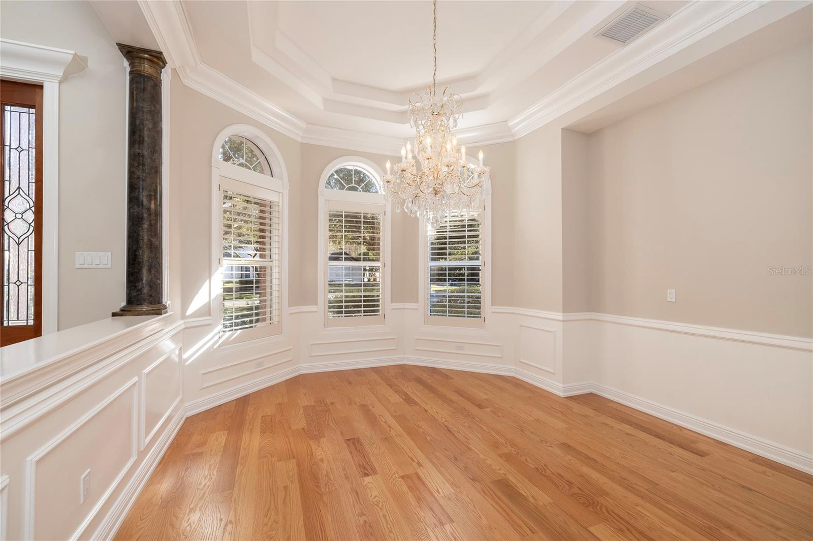 Dining room has an aclove for a buffet