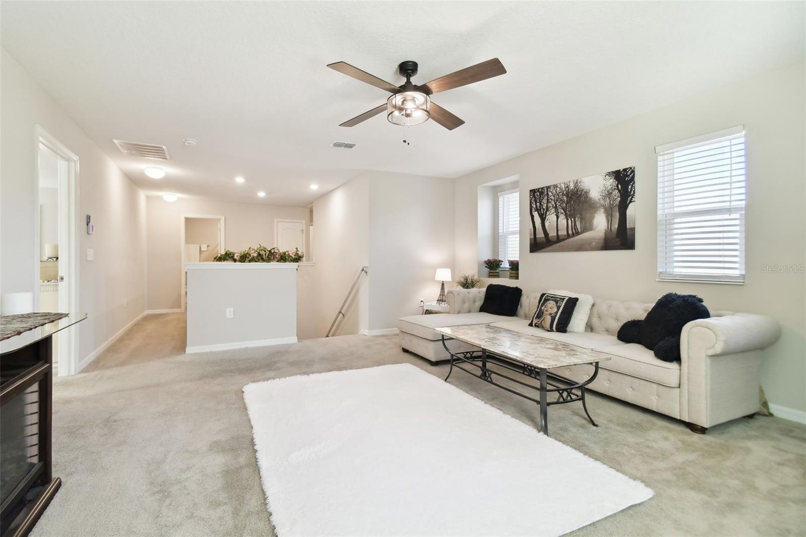 Huge bonus room with ceiling fans