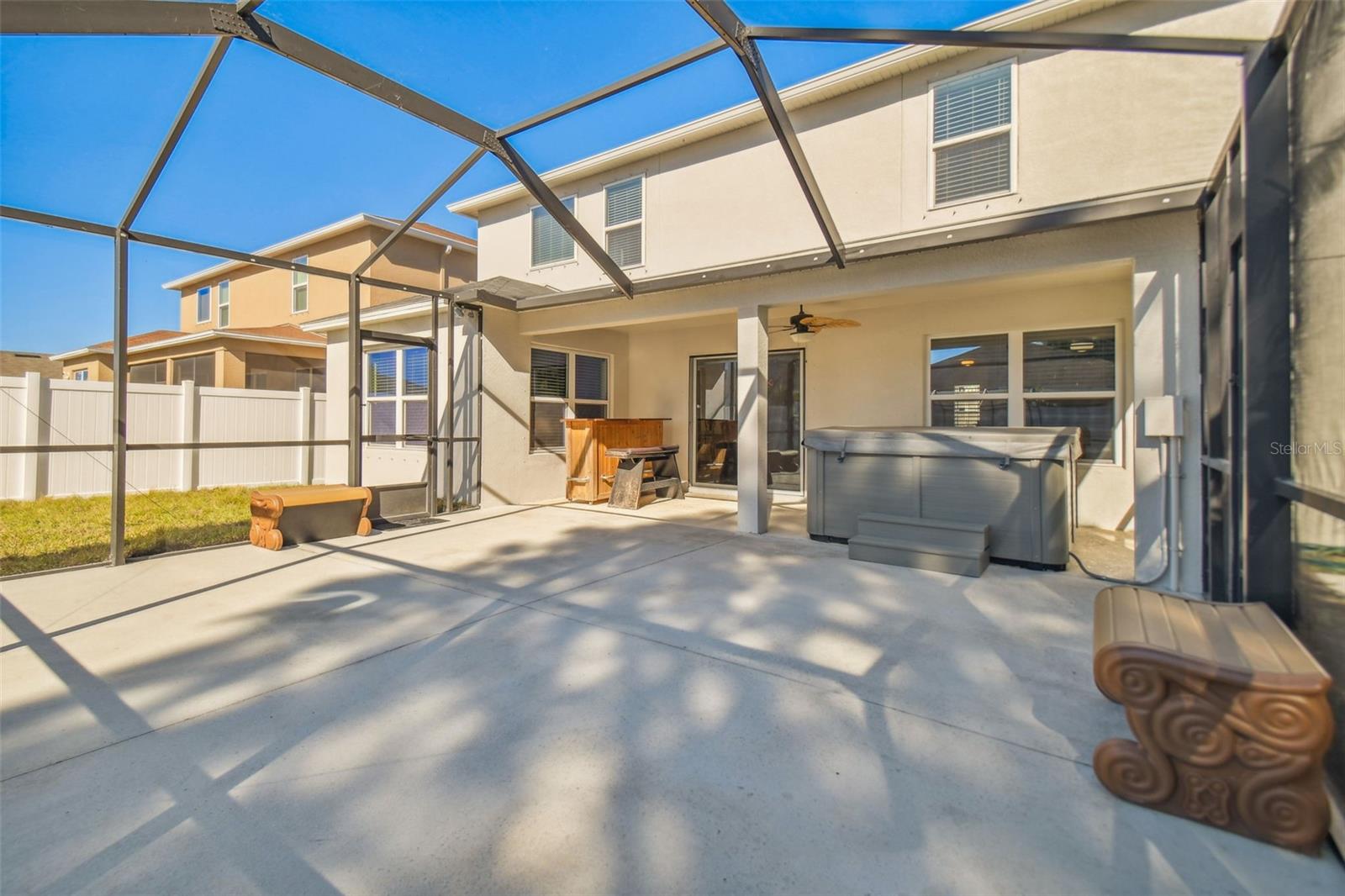 Large screened in patio with jaccuzi