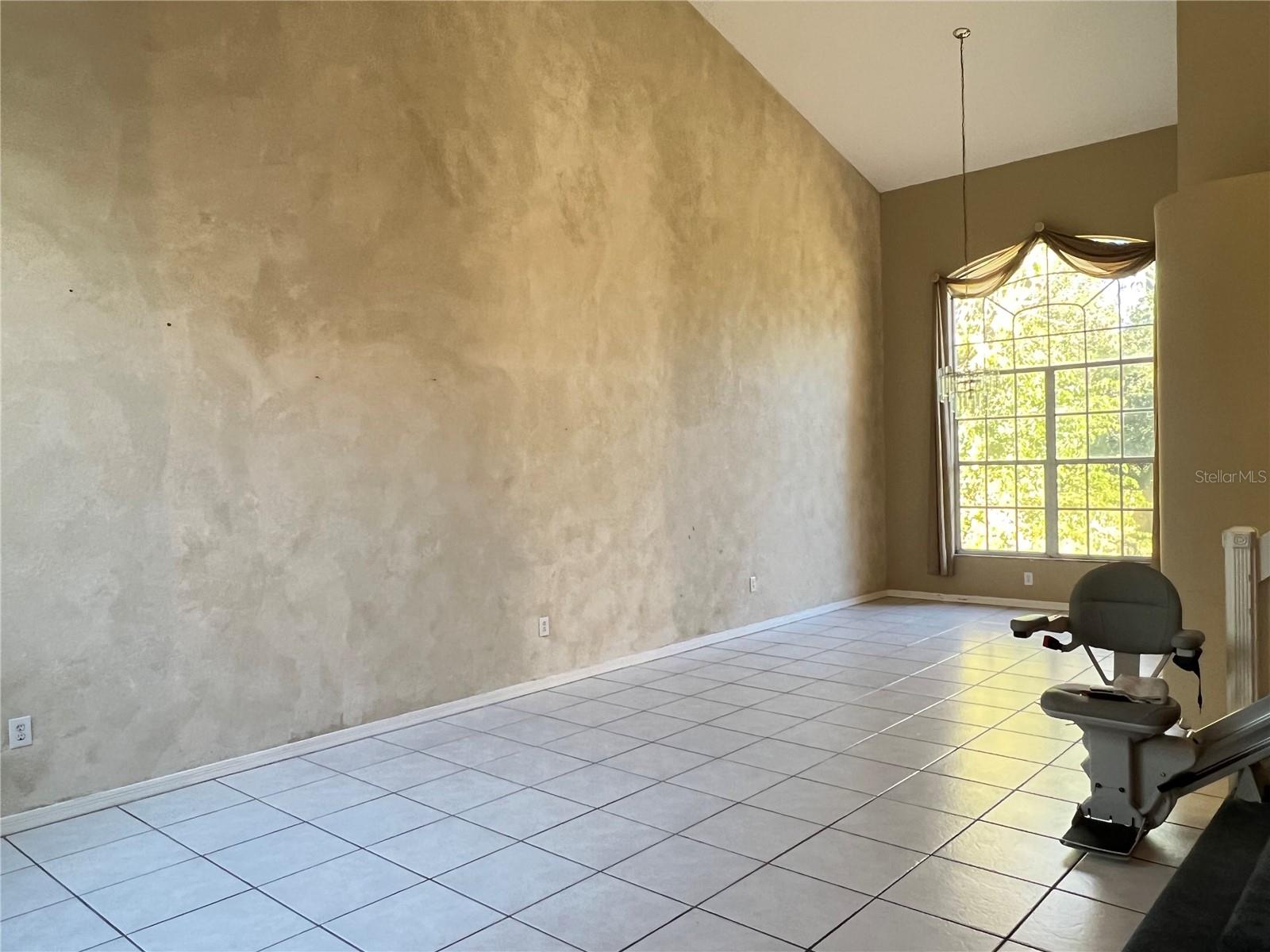 Entry to front room/ dining