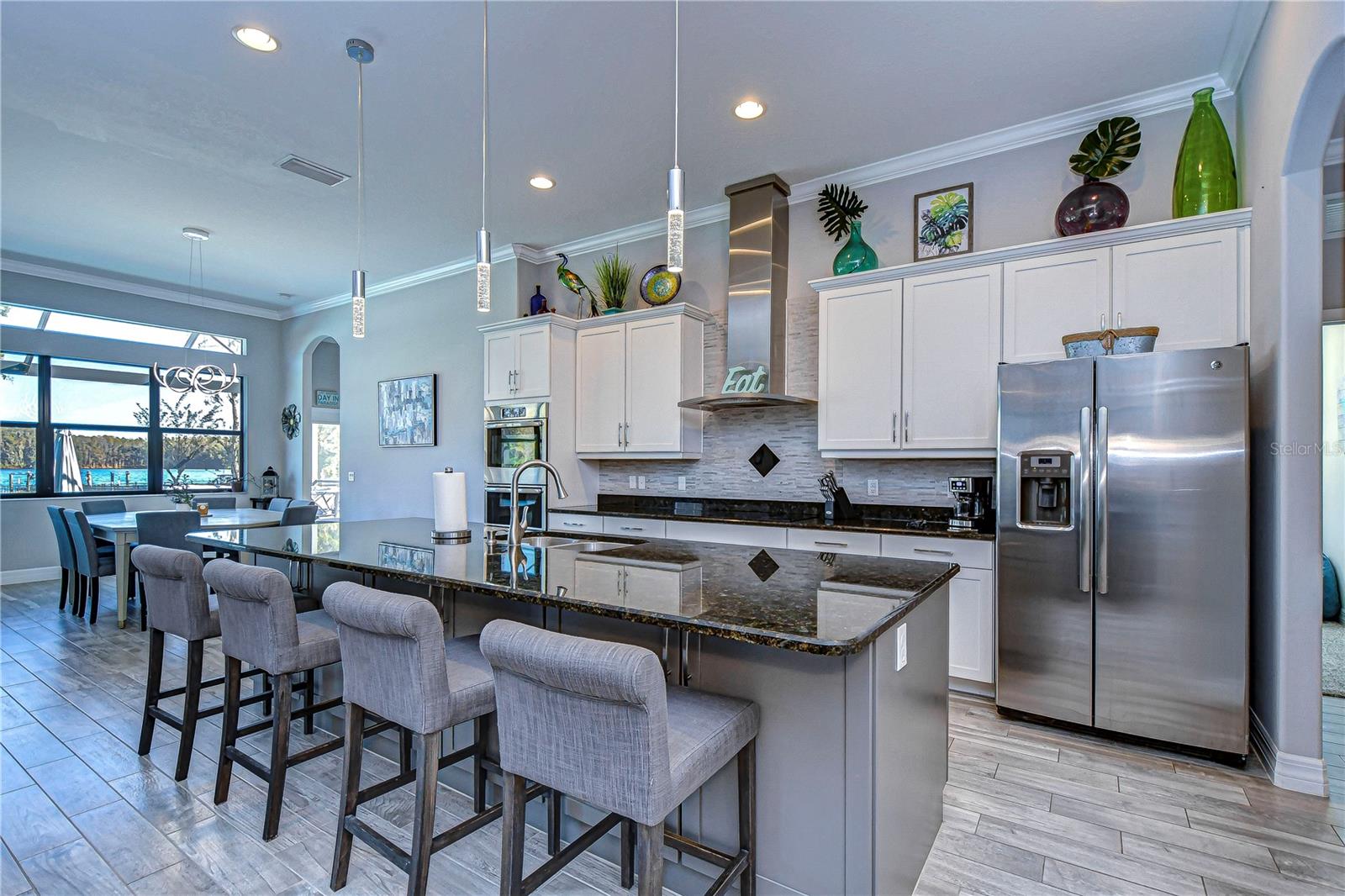 Kitchen with large island