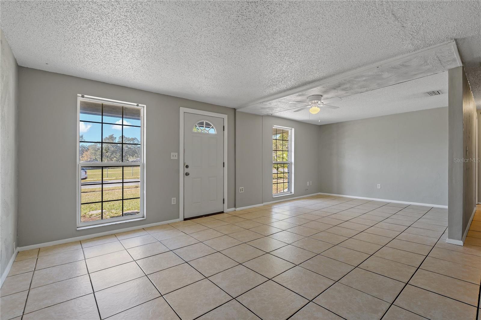 SPACIOUS LIVING ROOM