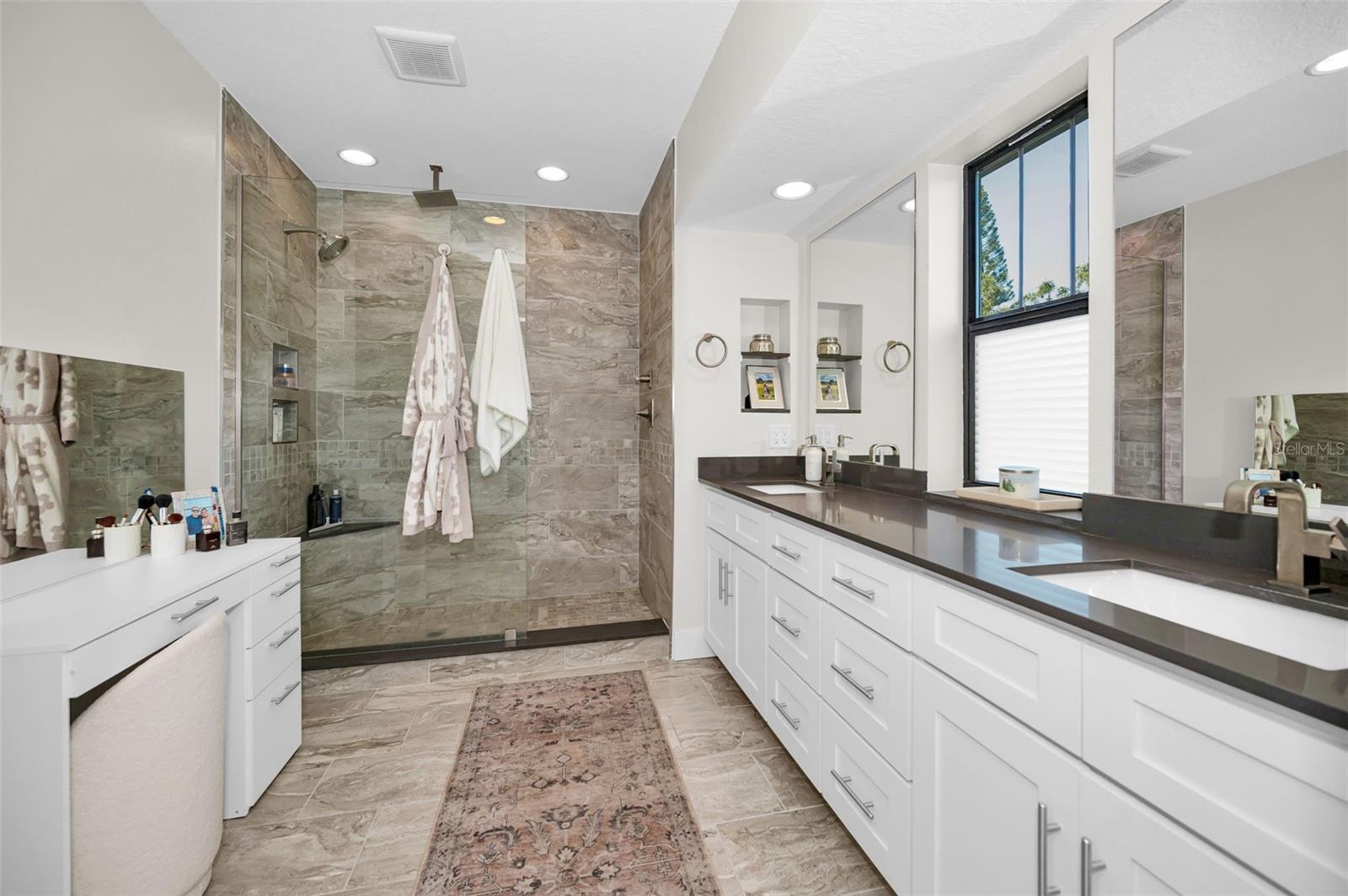 Beautiful primary bathroom w/ walkin shower, dual sinks