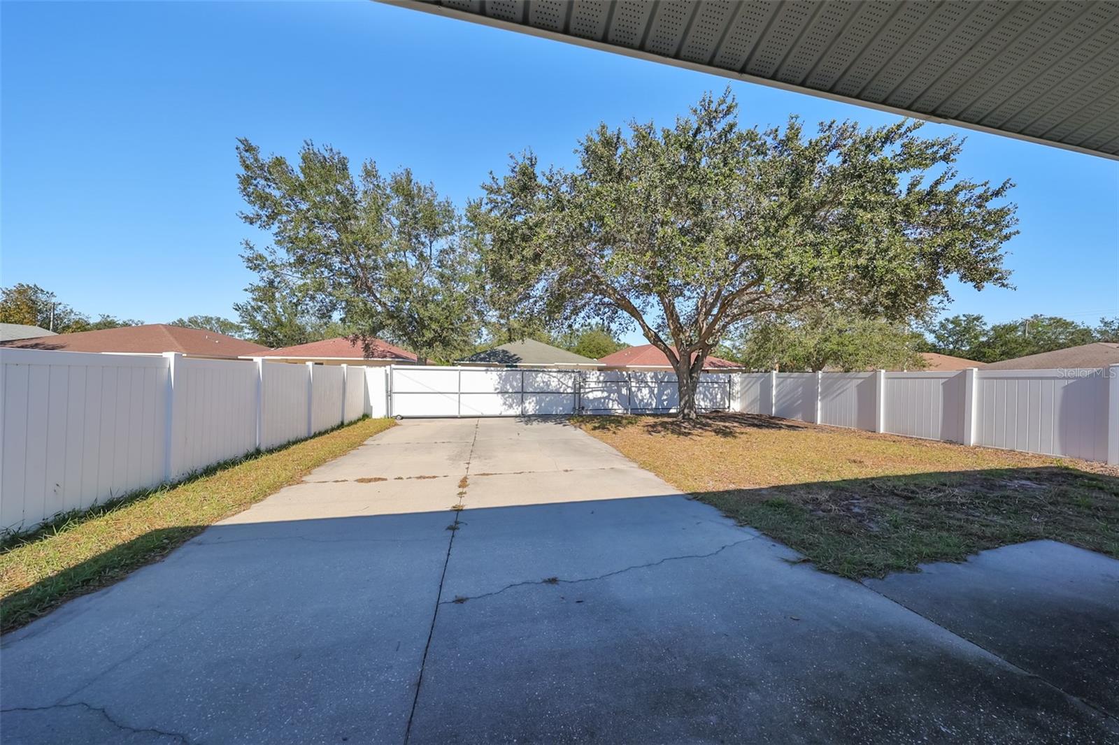 Large Vinyl Fenced Rear Yard