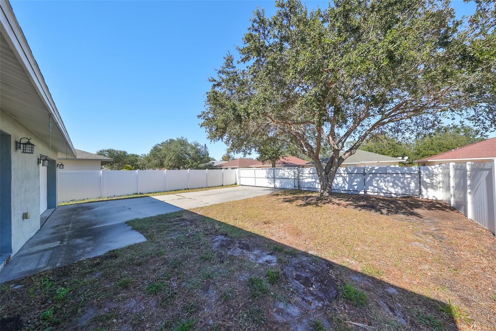 Large Vinyl Fenced Rear Yard