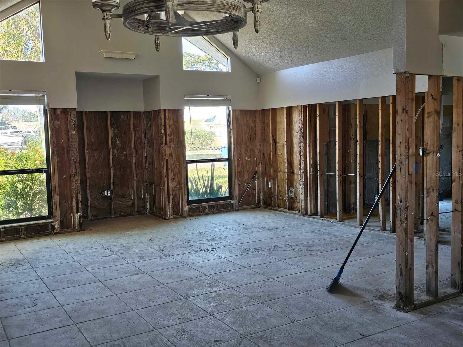 What a perfect Great room with tile still intact!