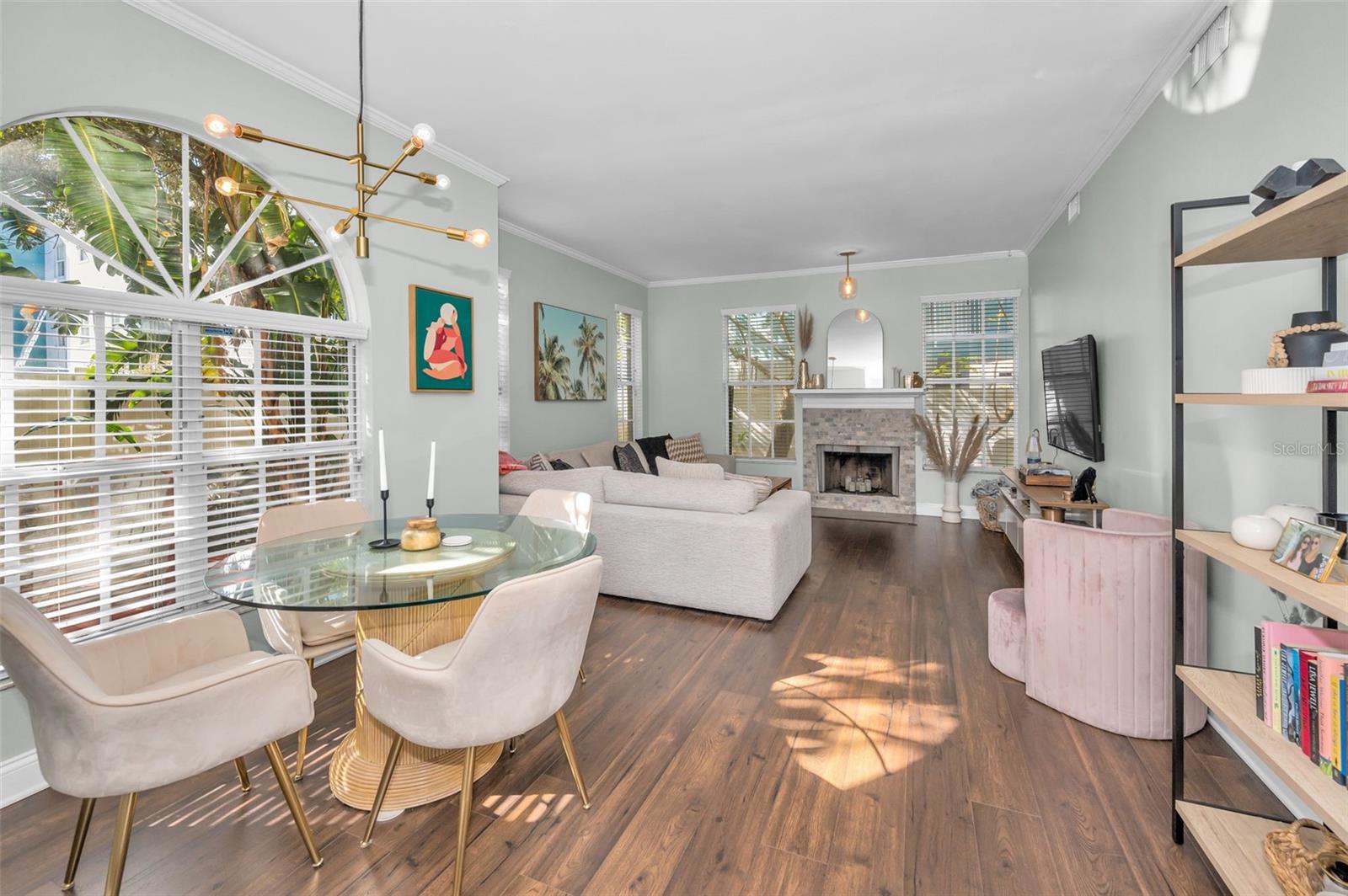 STUNNING LIVING AND DINING ROOM COMBO. LIGHT AND BRIGHT.