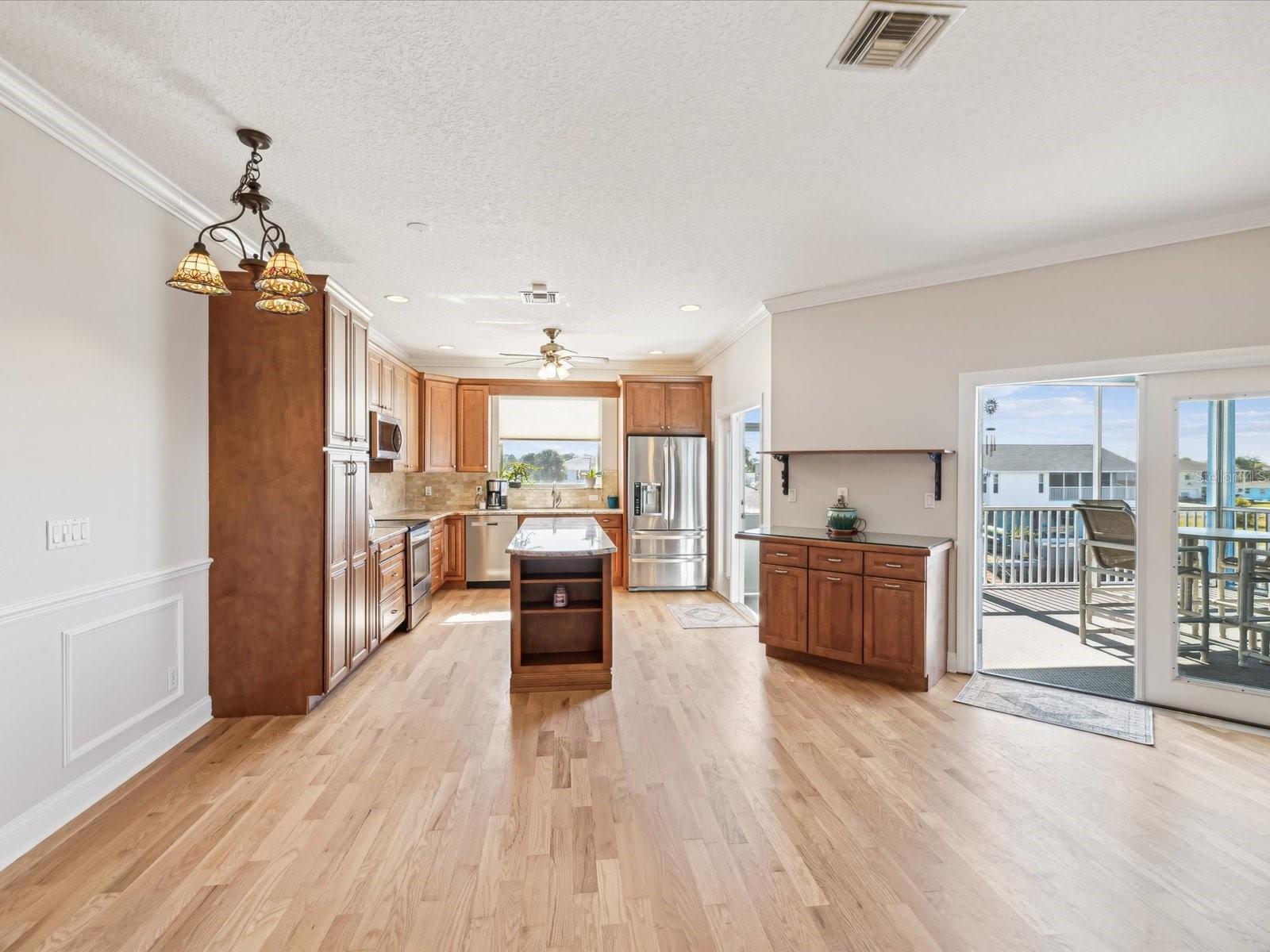 Kitchen - Solid wood and granite