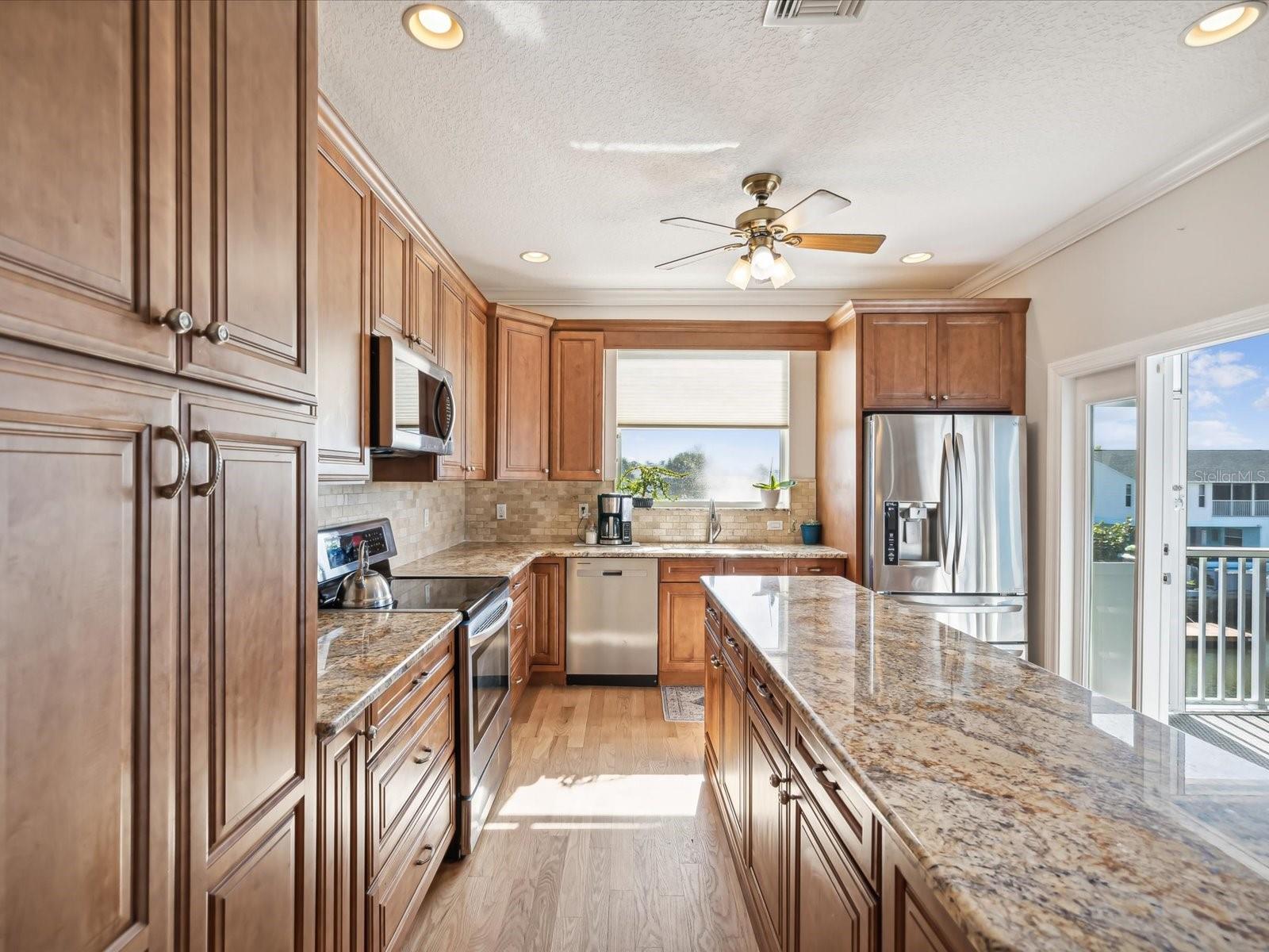 Kitchen - Solid wood and granite