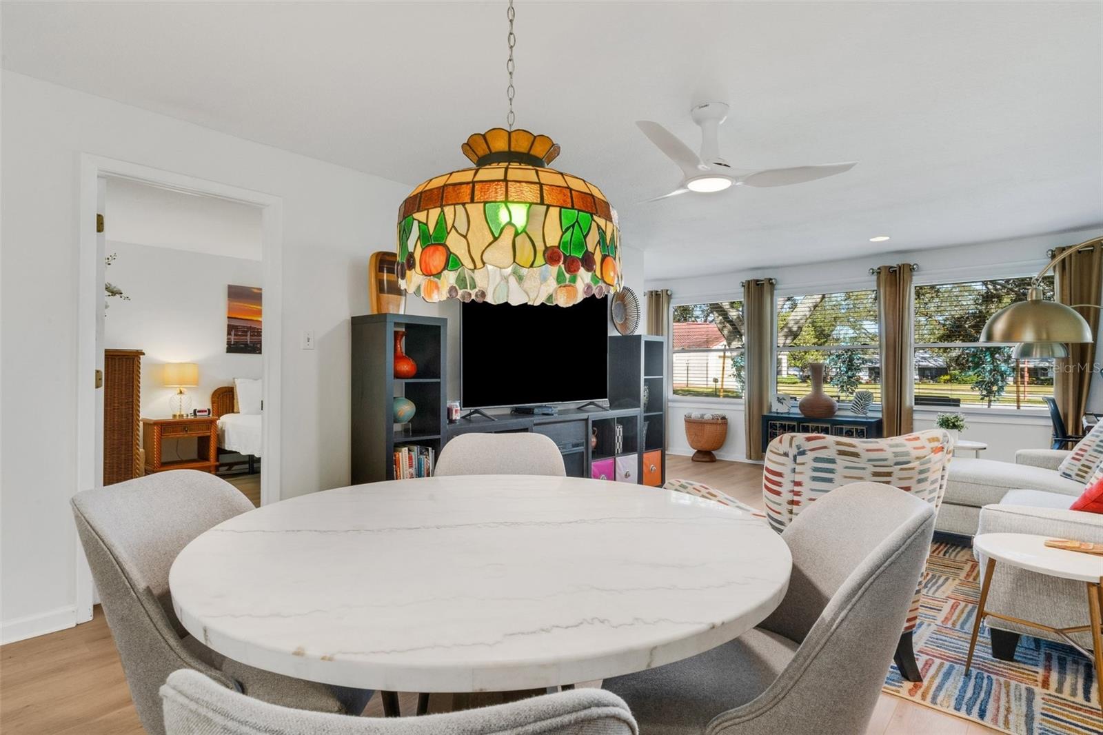 Light & bright dining & living room combo~