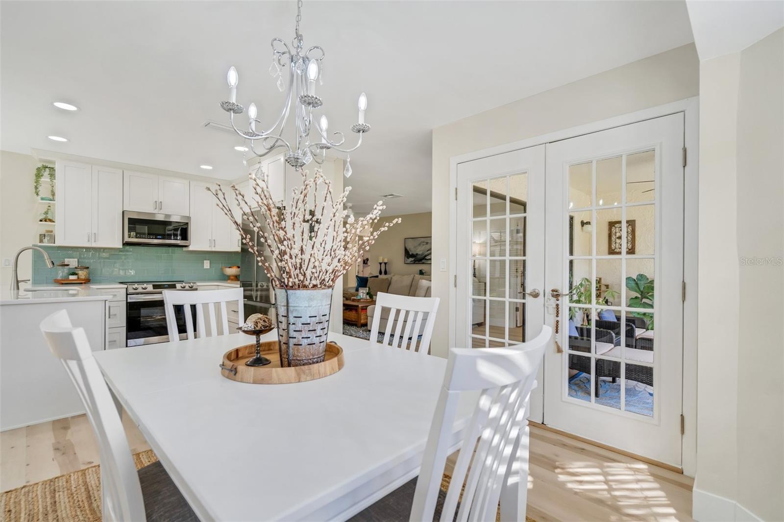 Open dining & kitchen combo making entertaining a breeze~