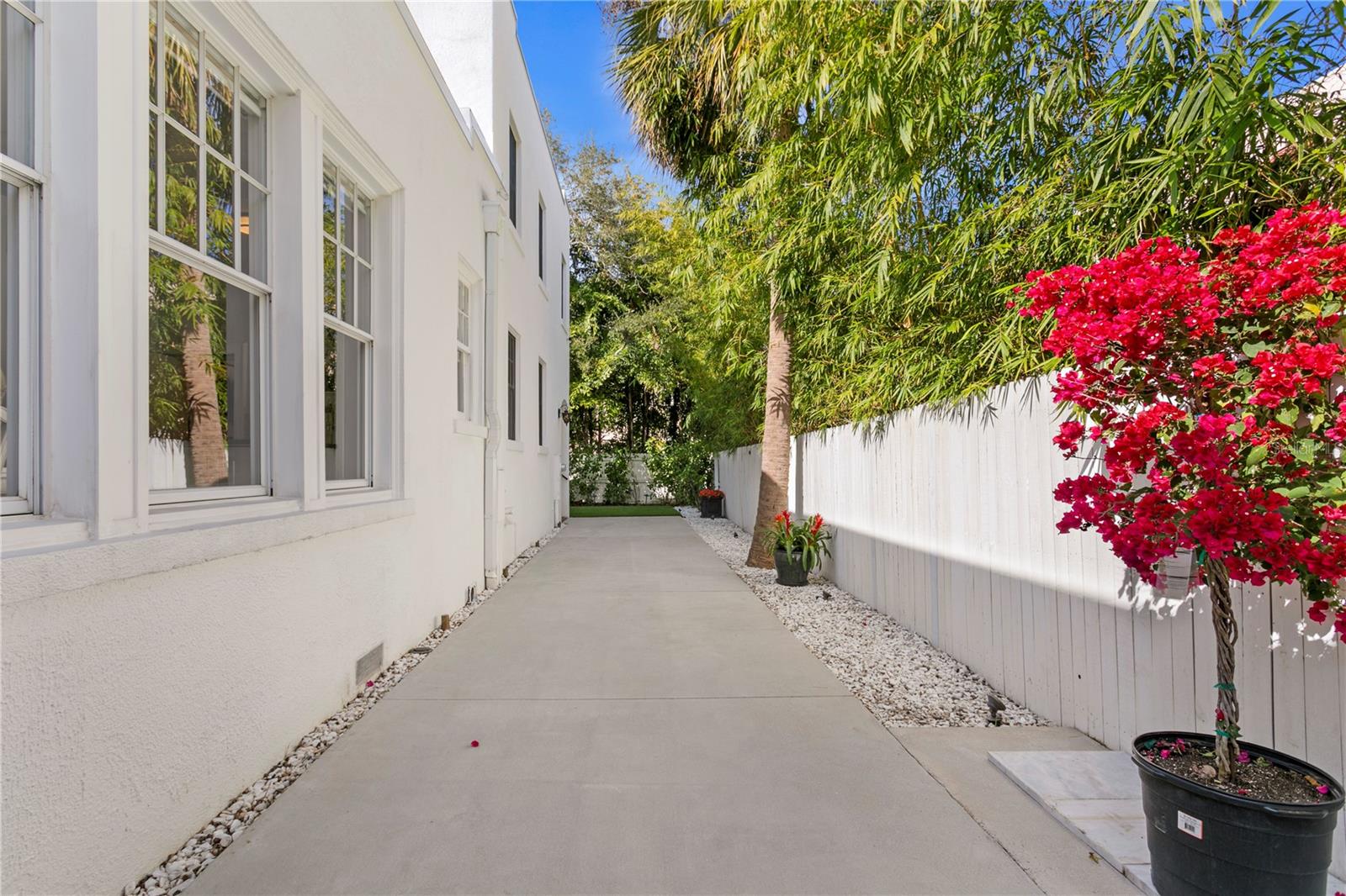 The long driveway that can hold many cars