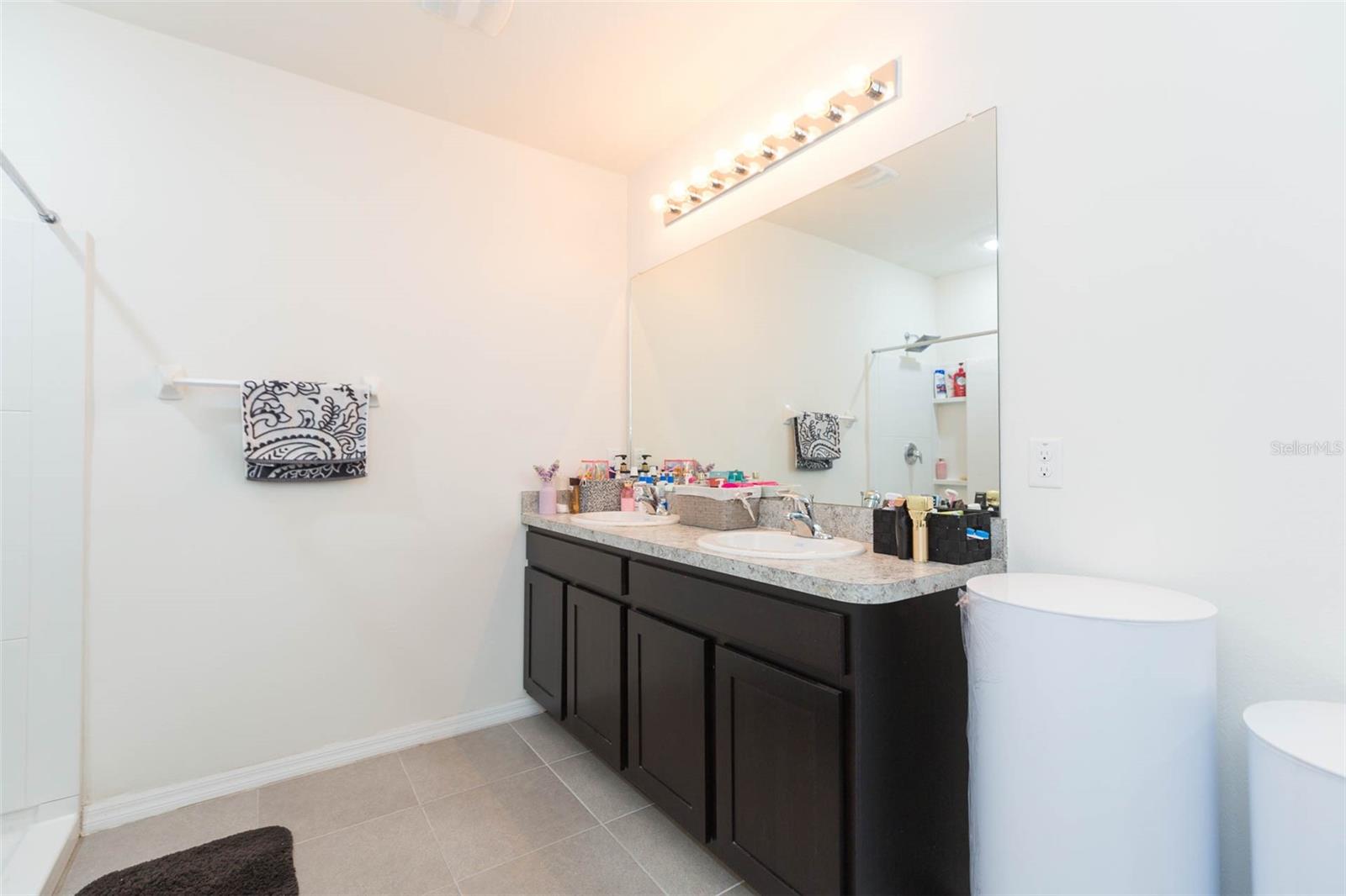 Dual-sink master bathroom