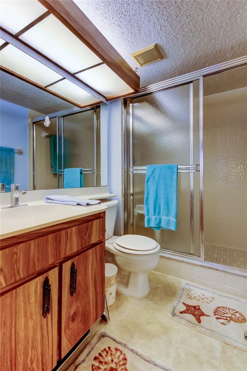 41. Owners Retreat Full Bath  (5.4' x 8.9') w Shower Stall - Again All Original Yet Gently Used & In Great Condition.. Update as You Can!