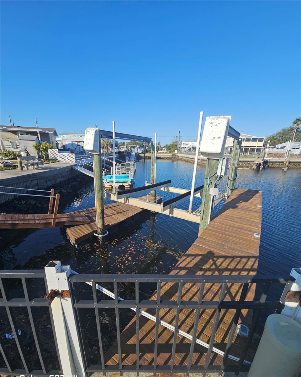 Additional walkway to the right to easiy exit the boat at any level on either side.