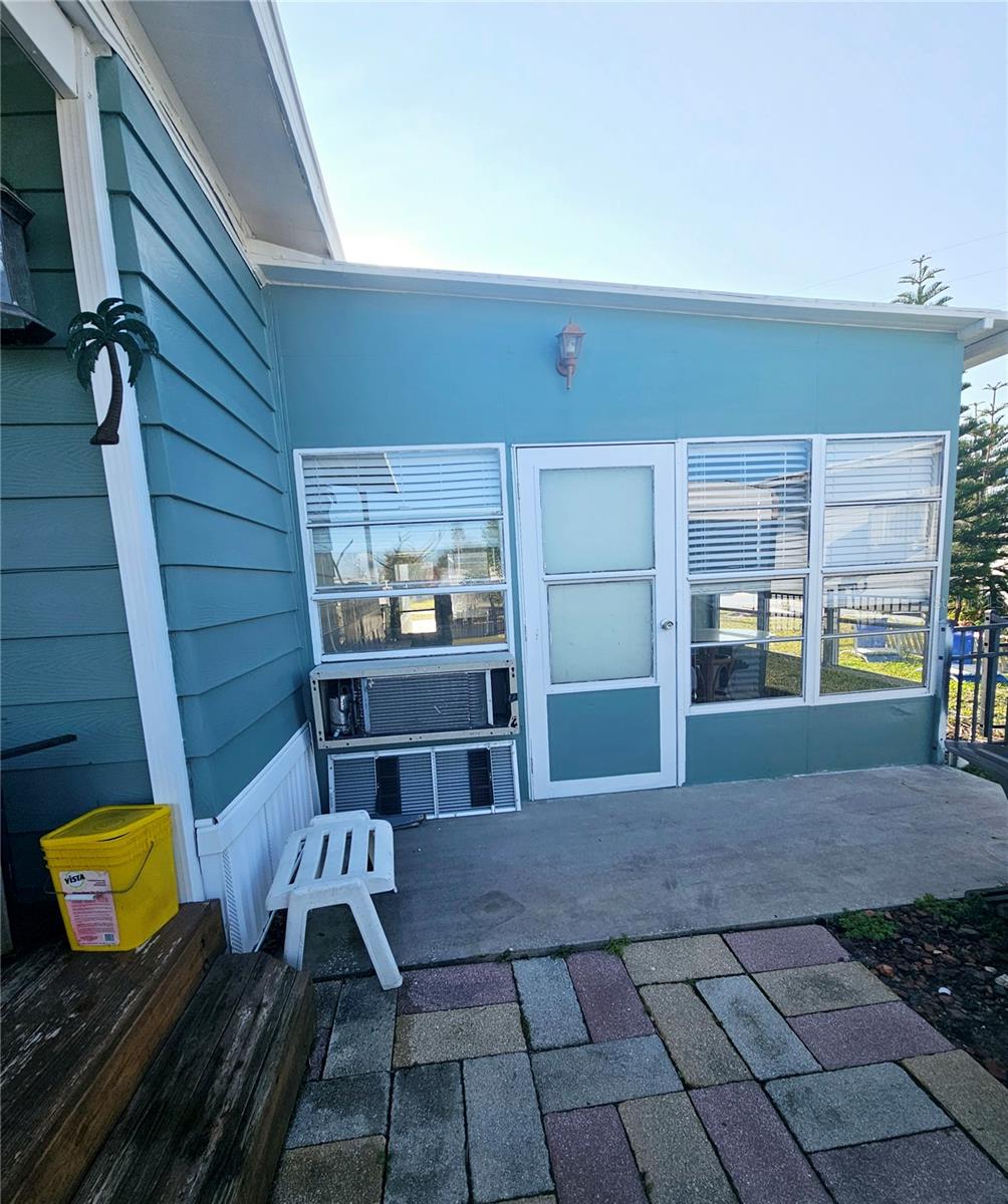 Florida Room. Shed is located in this room that holds the washer & dryer,