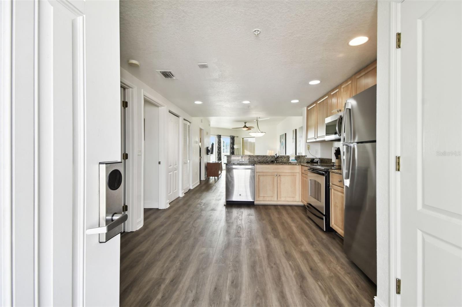 Laminate floor for easy cleaning between guests