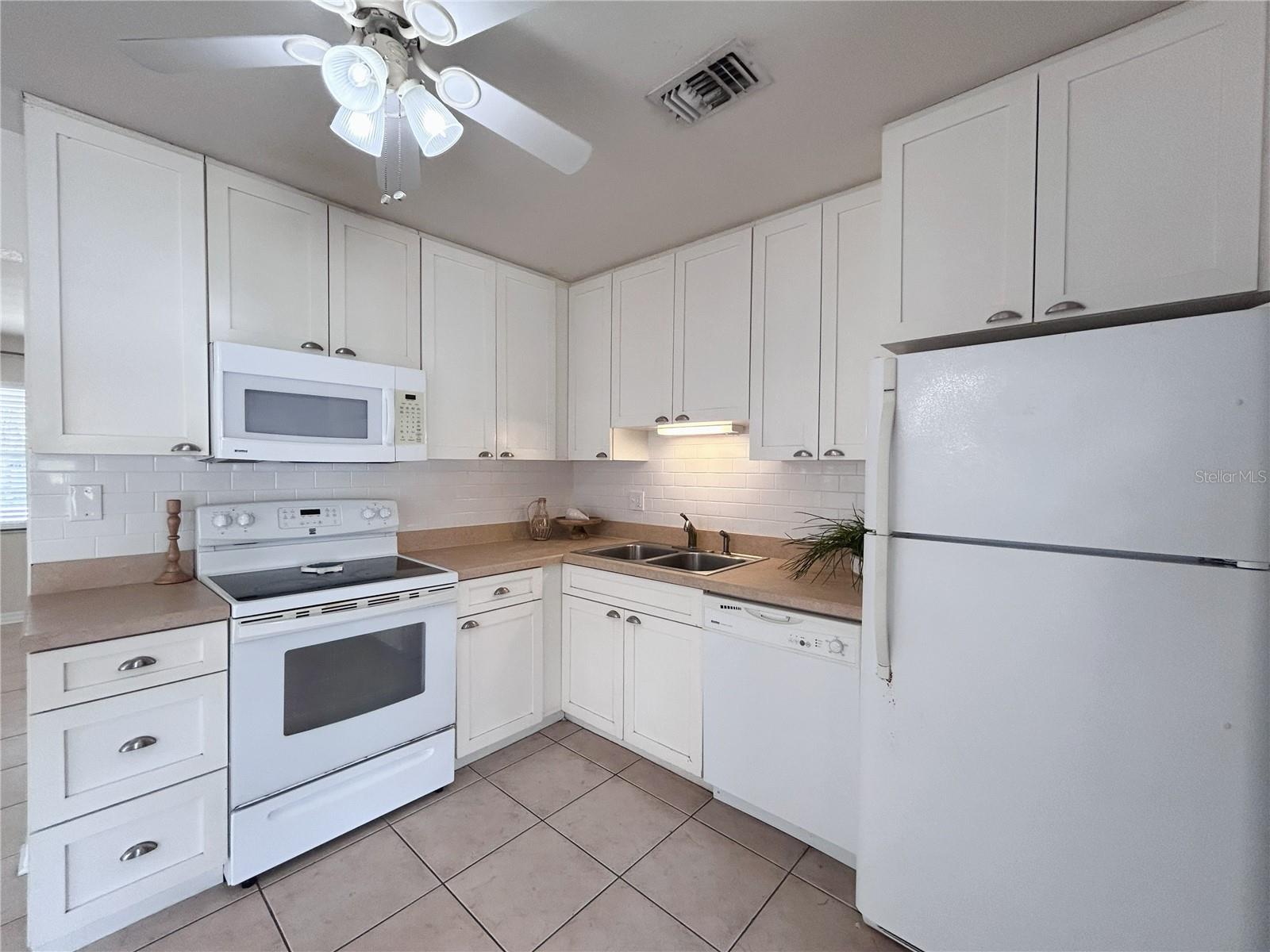 8153 22nd Ave N, St. Petersburg, FL 33710 - Kitchen