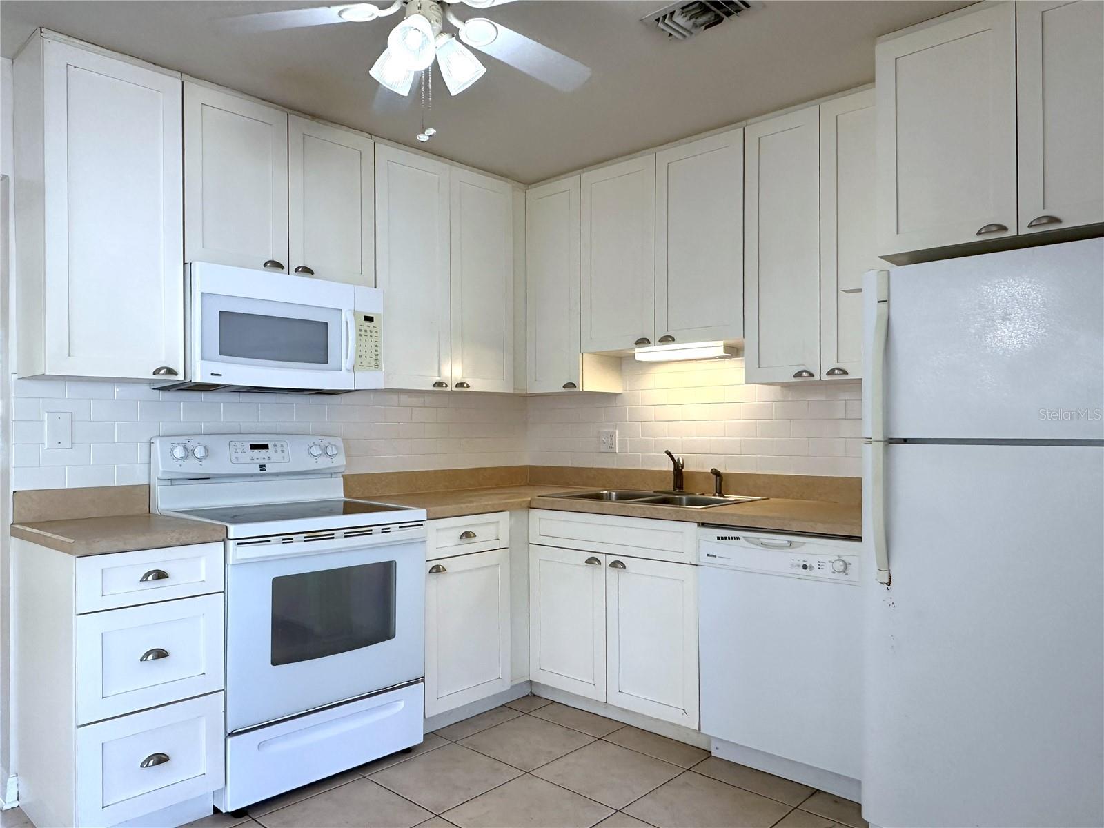 8153 22nd Ave N, St. Petersburg, FL 33710 - Kitchen