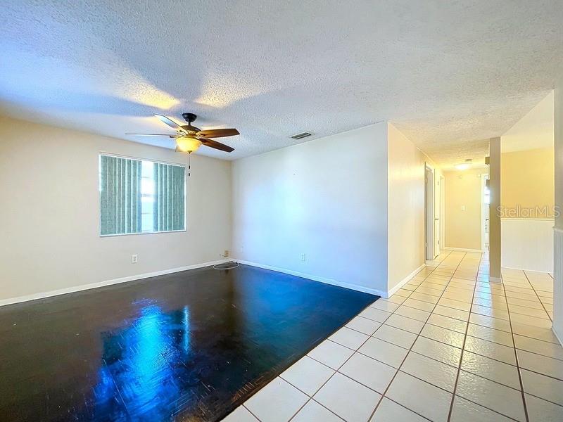 LIVINGROOM/HALLWAY