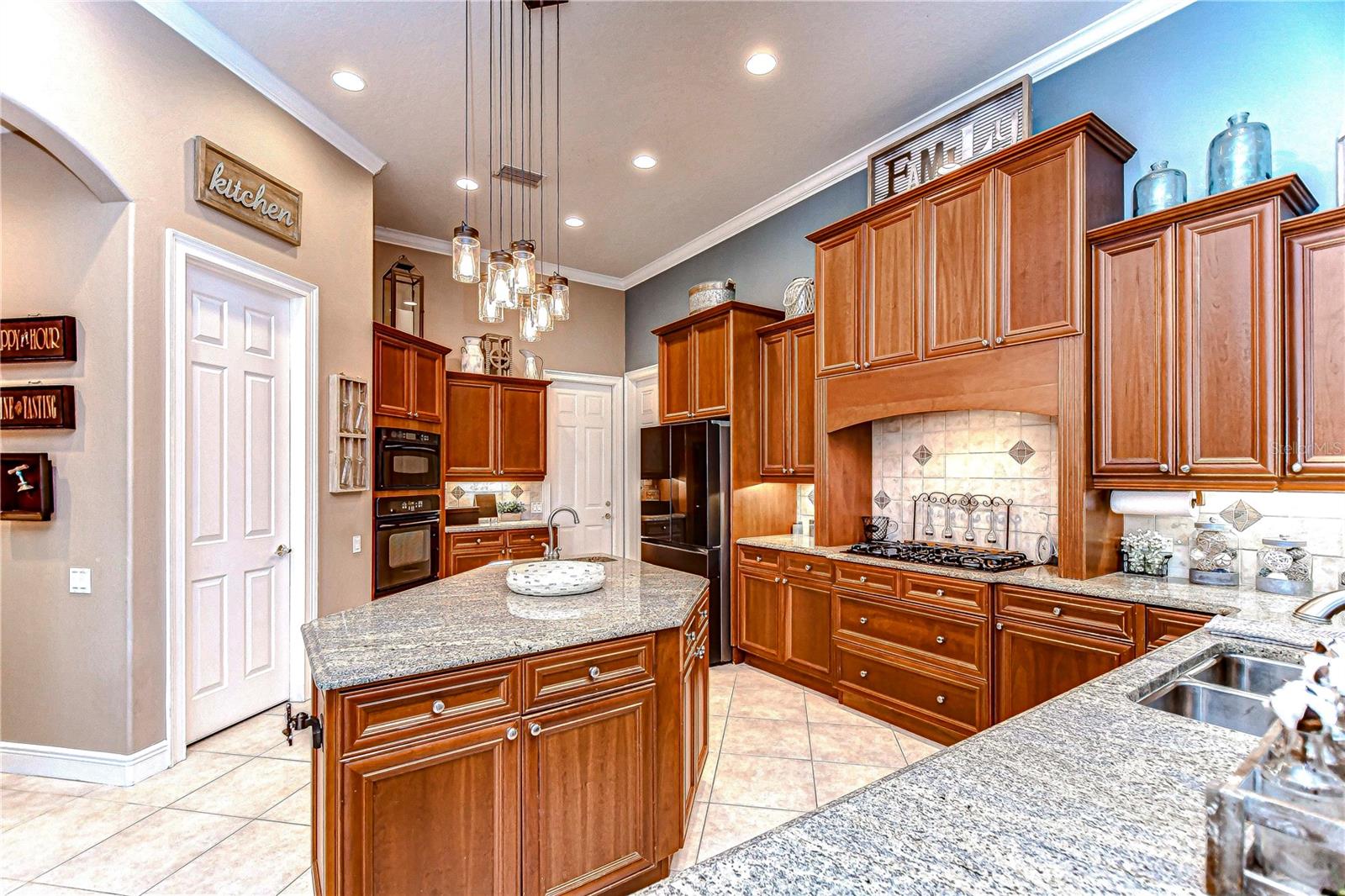 Kitchen-Walk-in Pantry