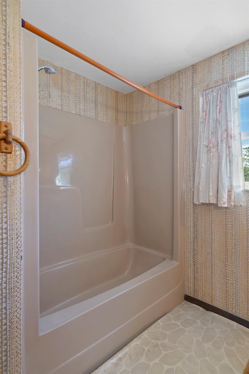 tub/shower in primary suite