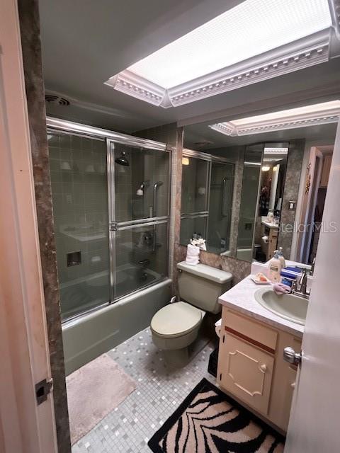 En-suite bathroom with tub/shower combo