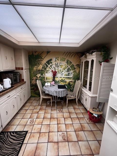 Eat-in Kitchen with mural