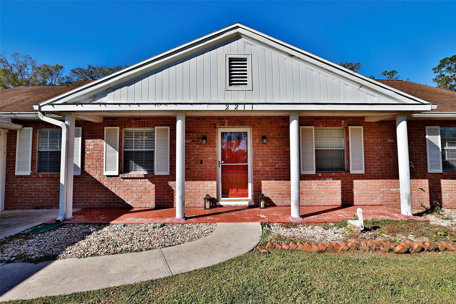 Nice front porch!