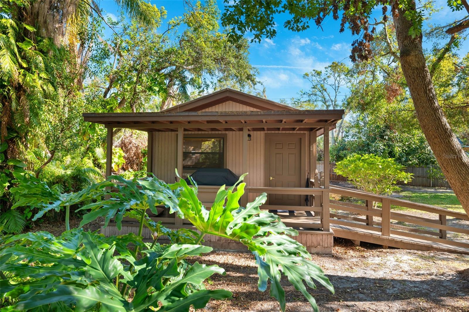 Detached APARTMENT entrance