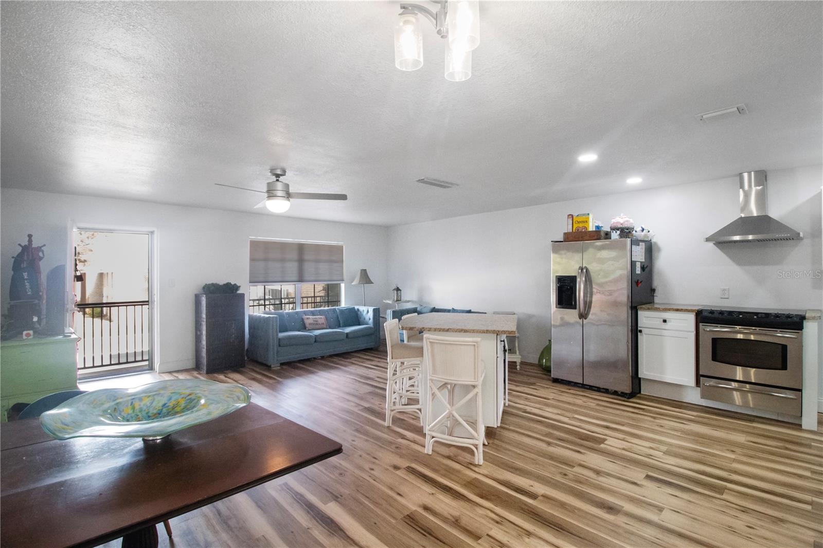 OPEN LIVING ROOM AND KITCHEN