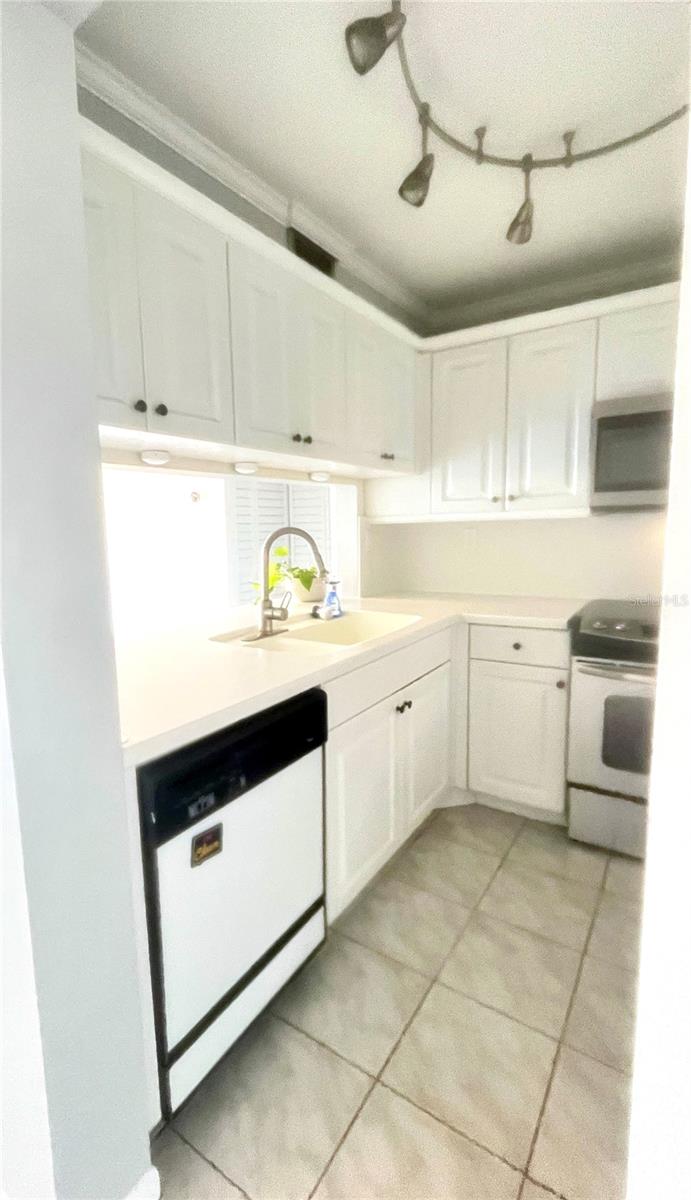 Pass-through bar/countertop area to view water views