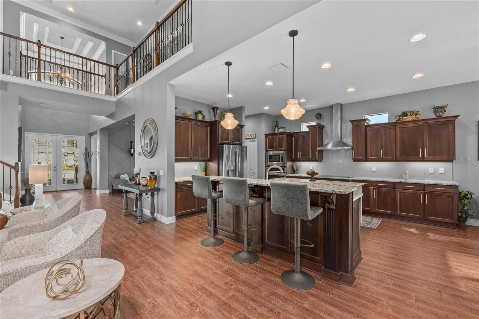 Expansive kitchen!