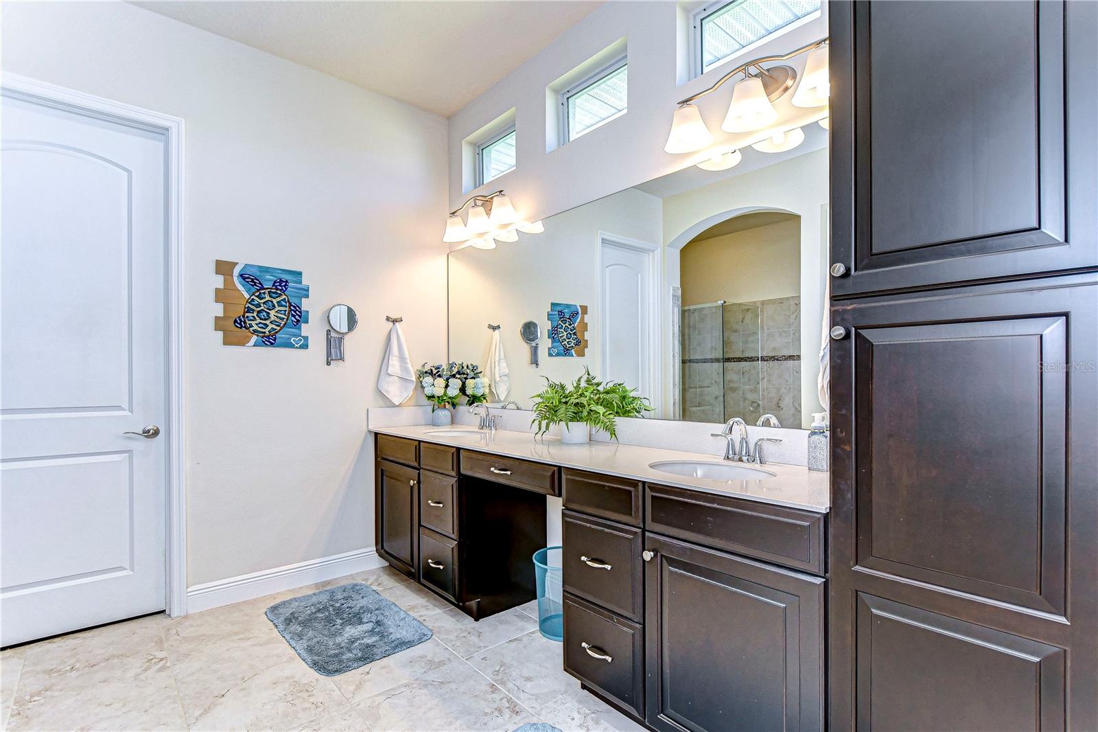 En-suite bath with beautiful countertops and dual sinks!