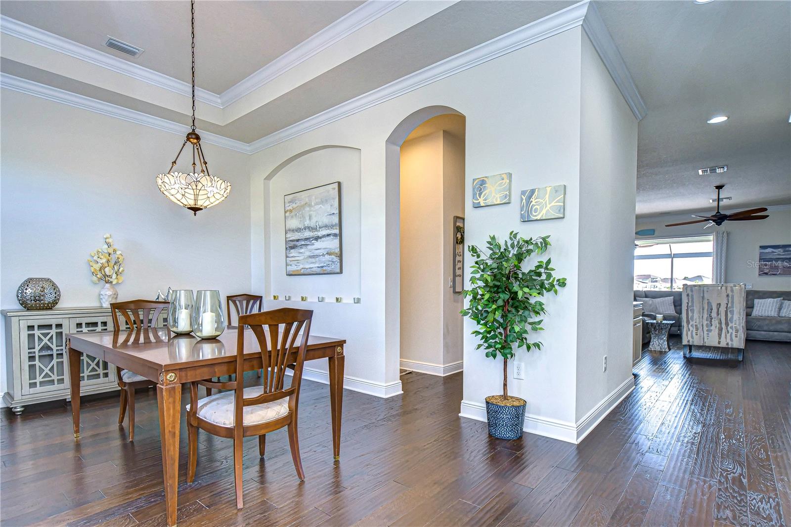 Dining room has plenty of room for the whole family!