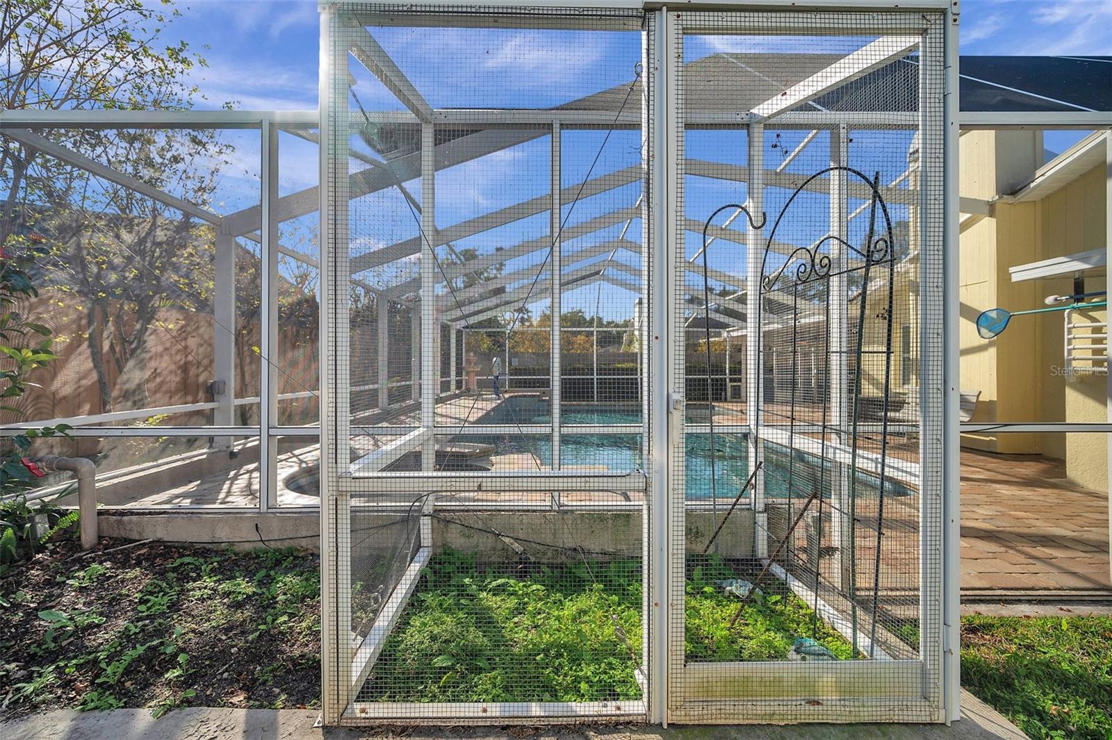 Vegetable garden / bird cage.