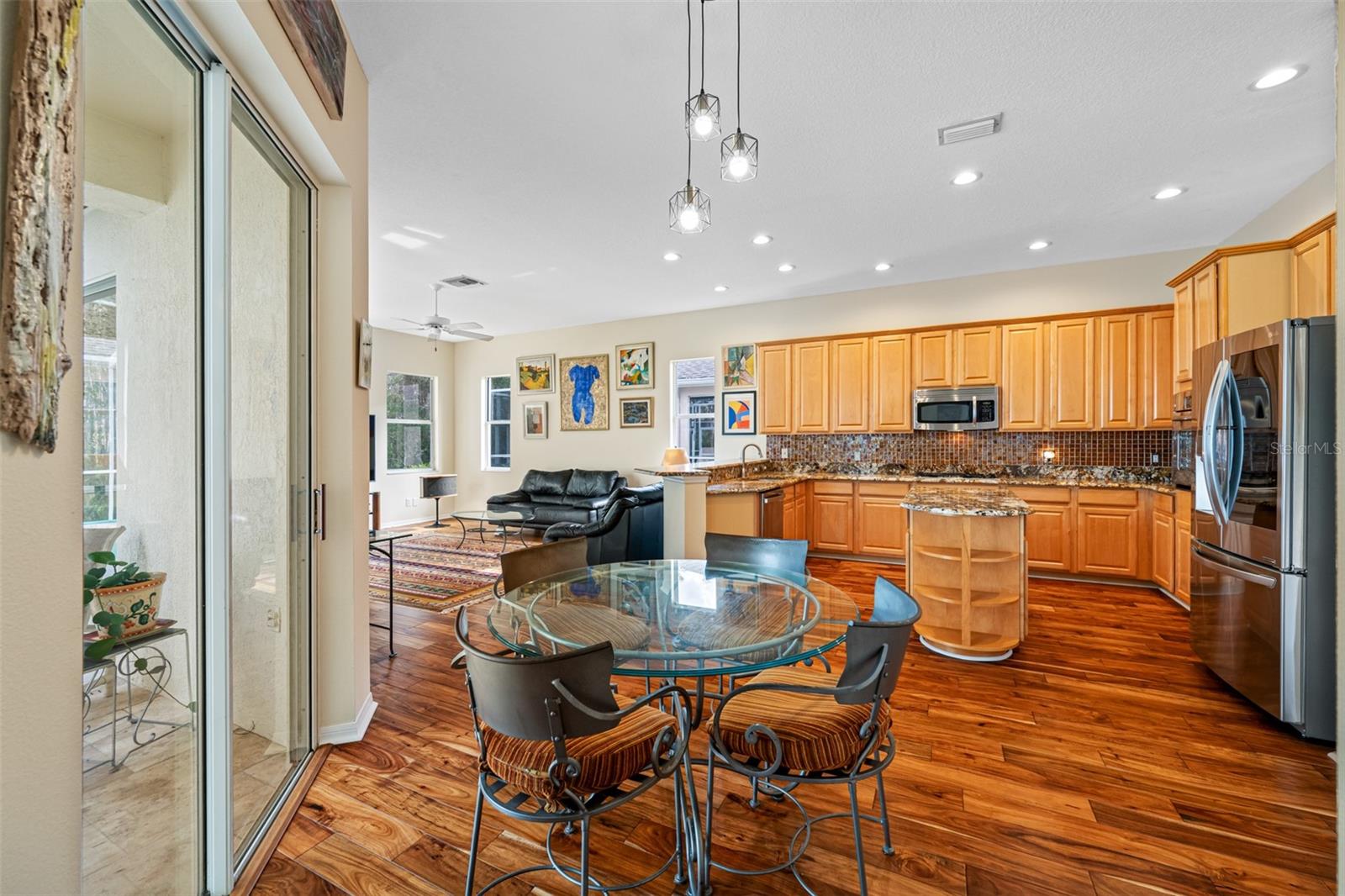 Breakfast area and kitchen