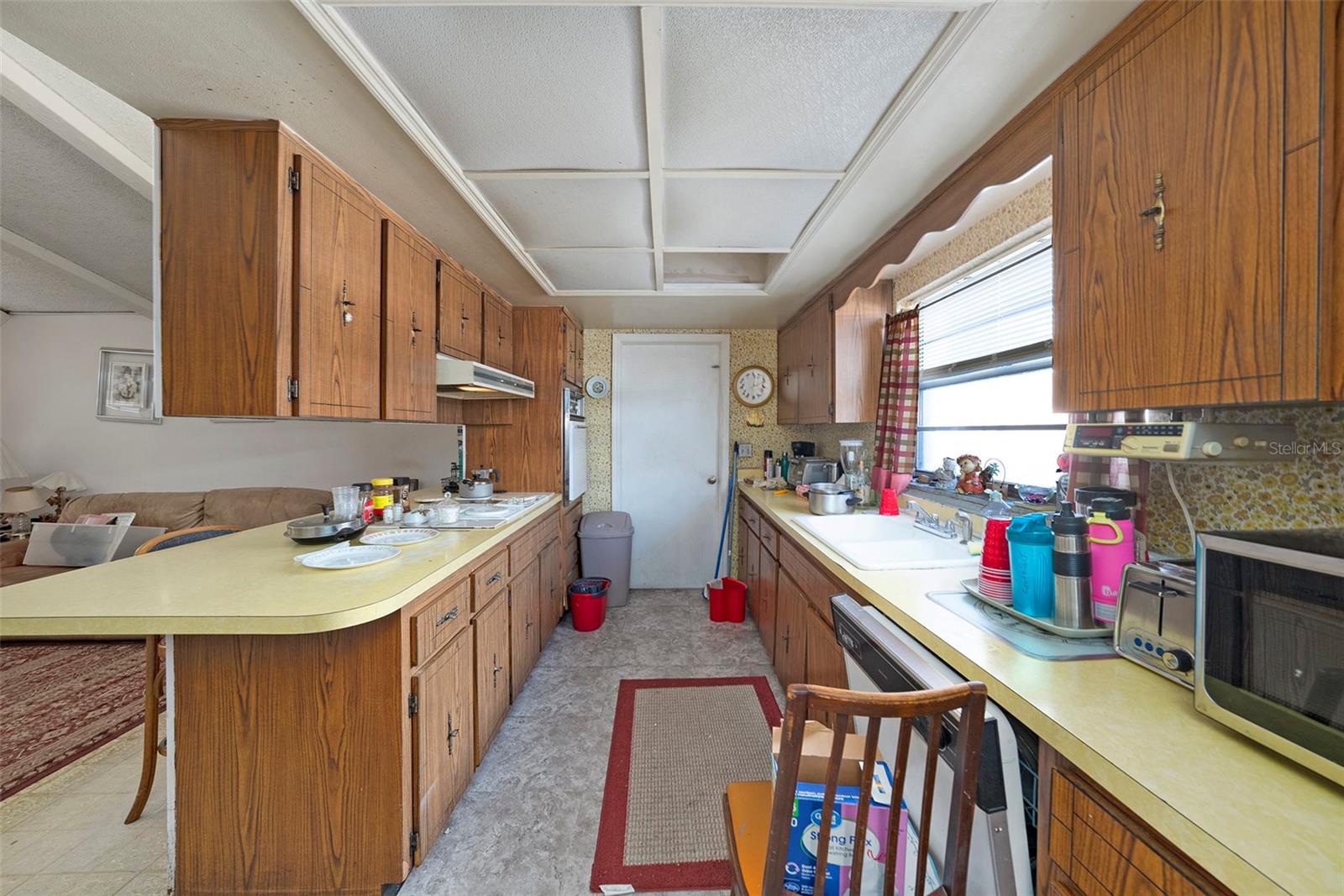 Can easily create an open layout  by removing overhead cabinets.