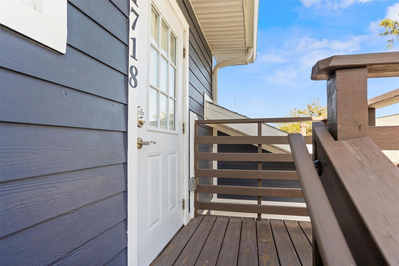 Private entrance, Garage apartment