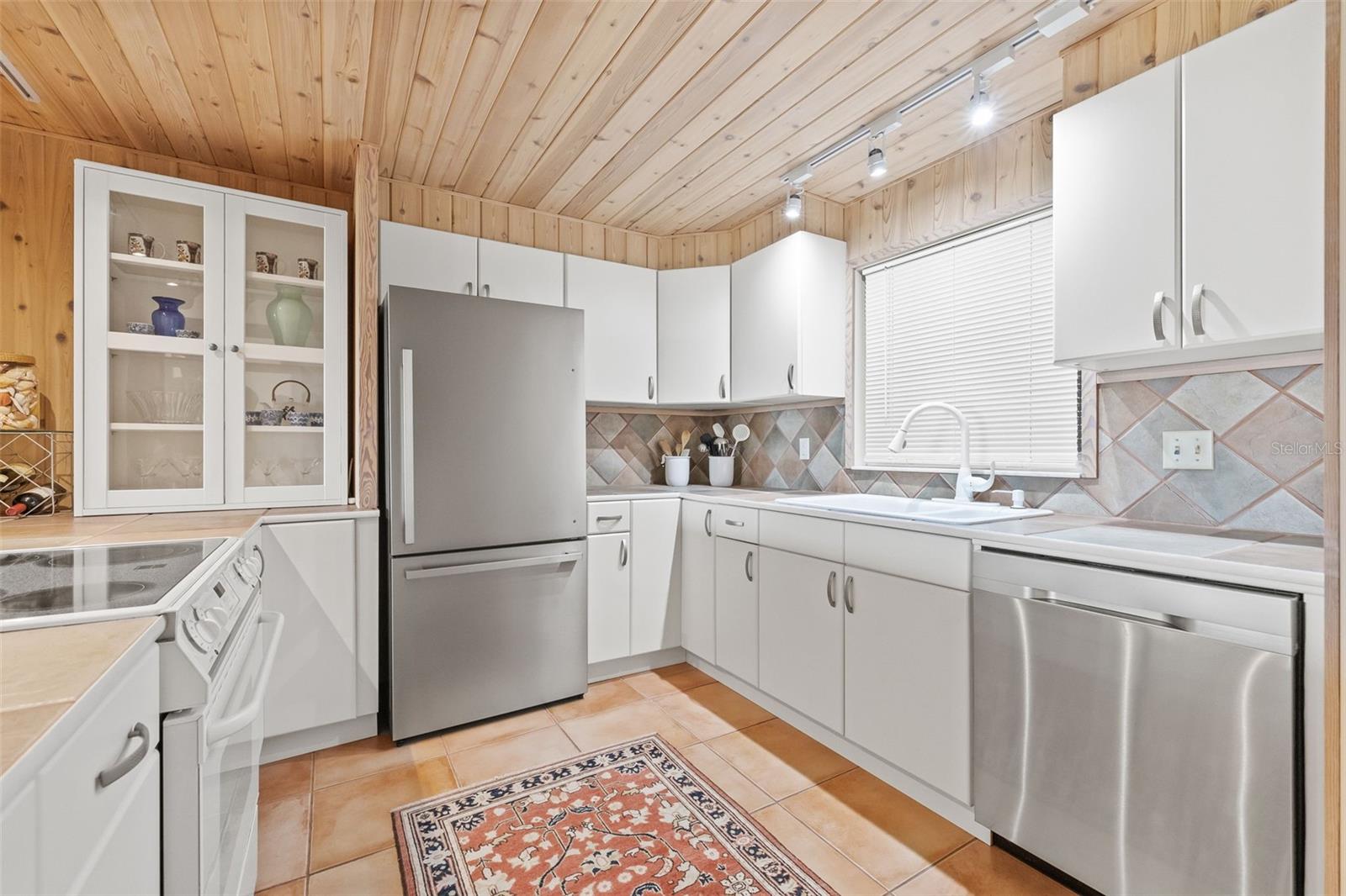 Lots of cabinets to store your appliances.