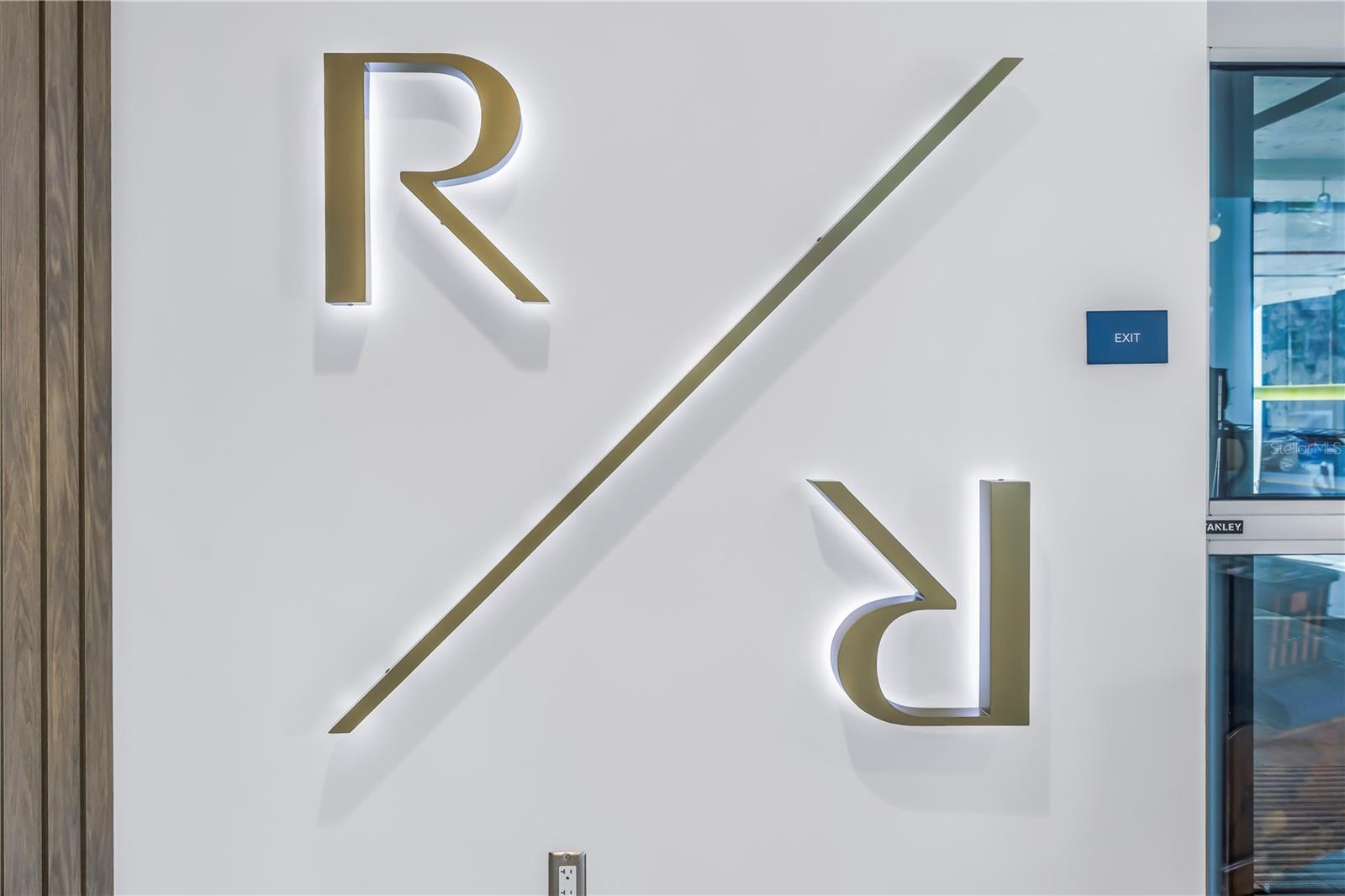 Stylish Reflection logo