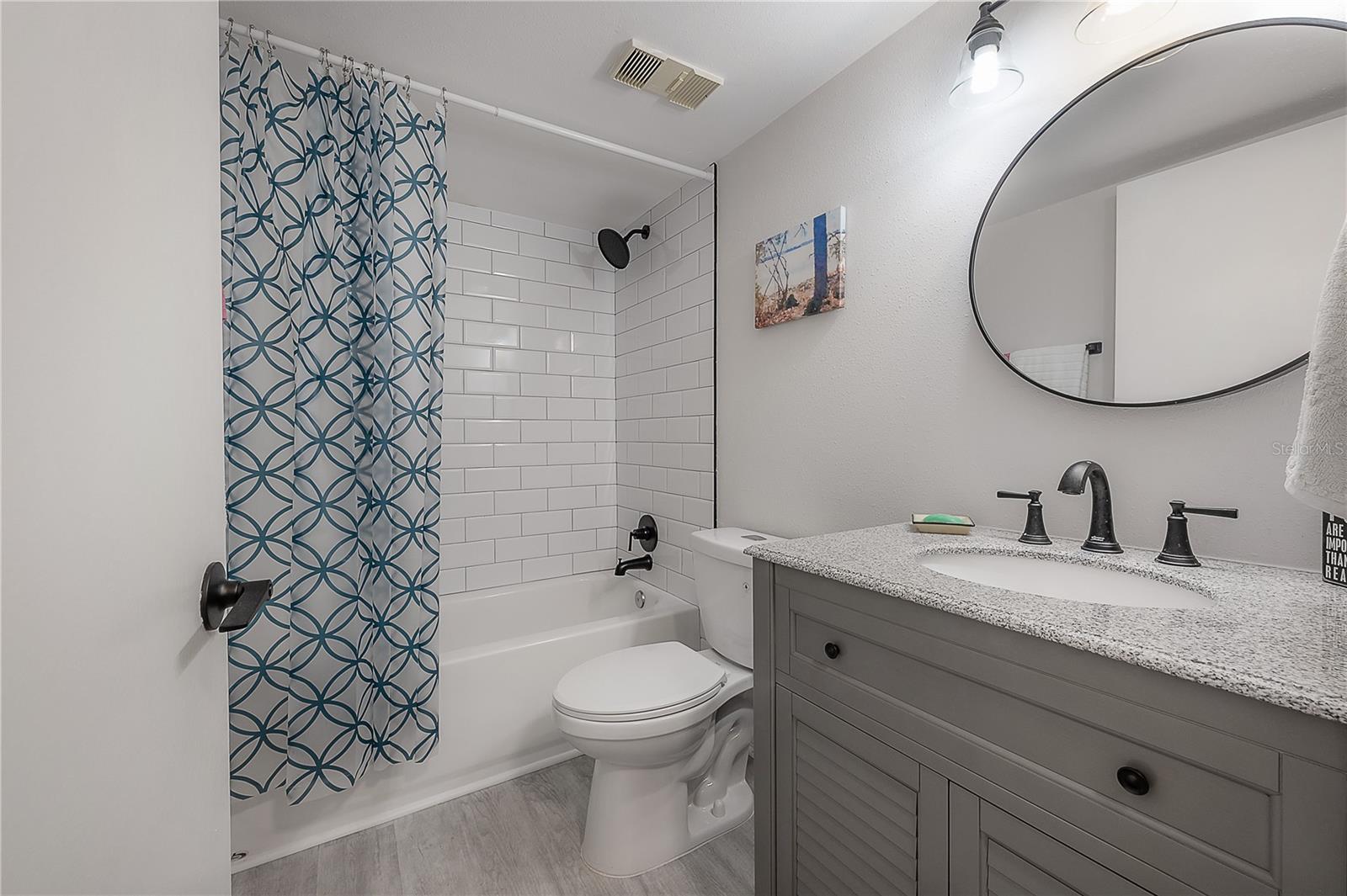 Secondary bathroom (tub w/shower)