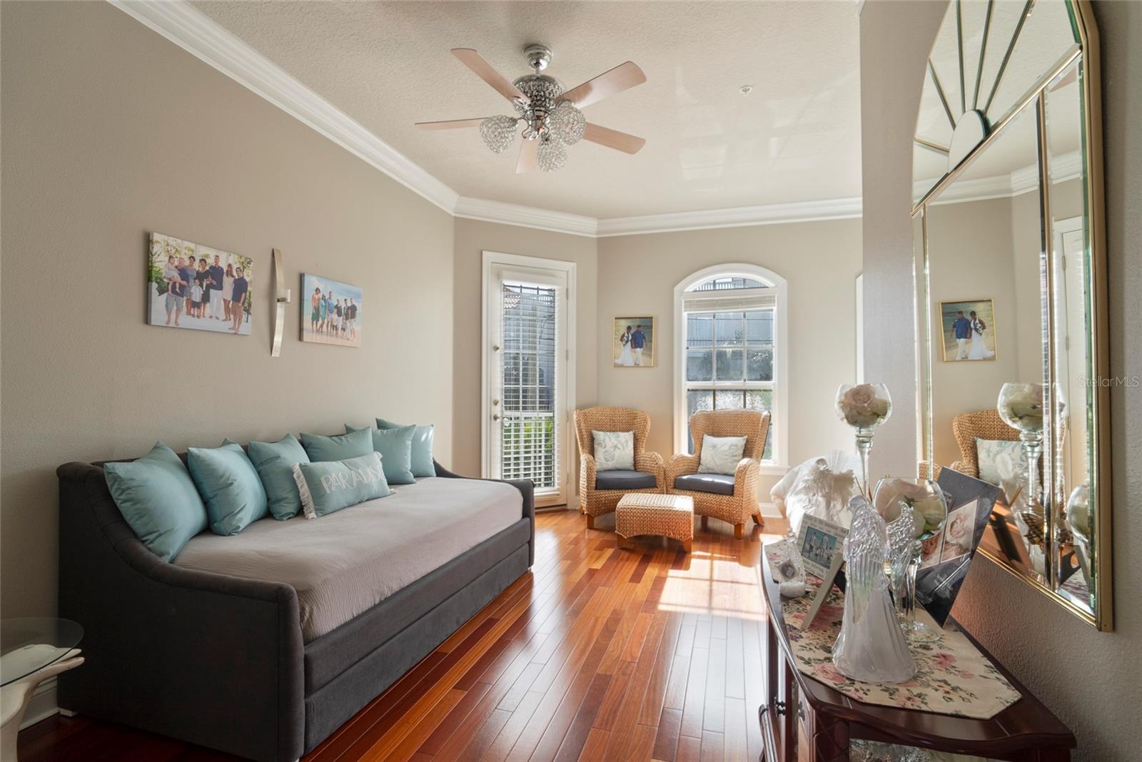 Spacious guest bedroom off the main 2nd level living area.