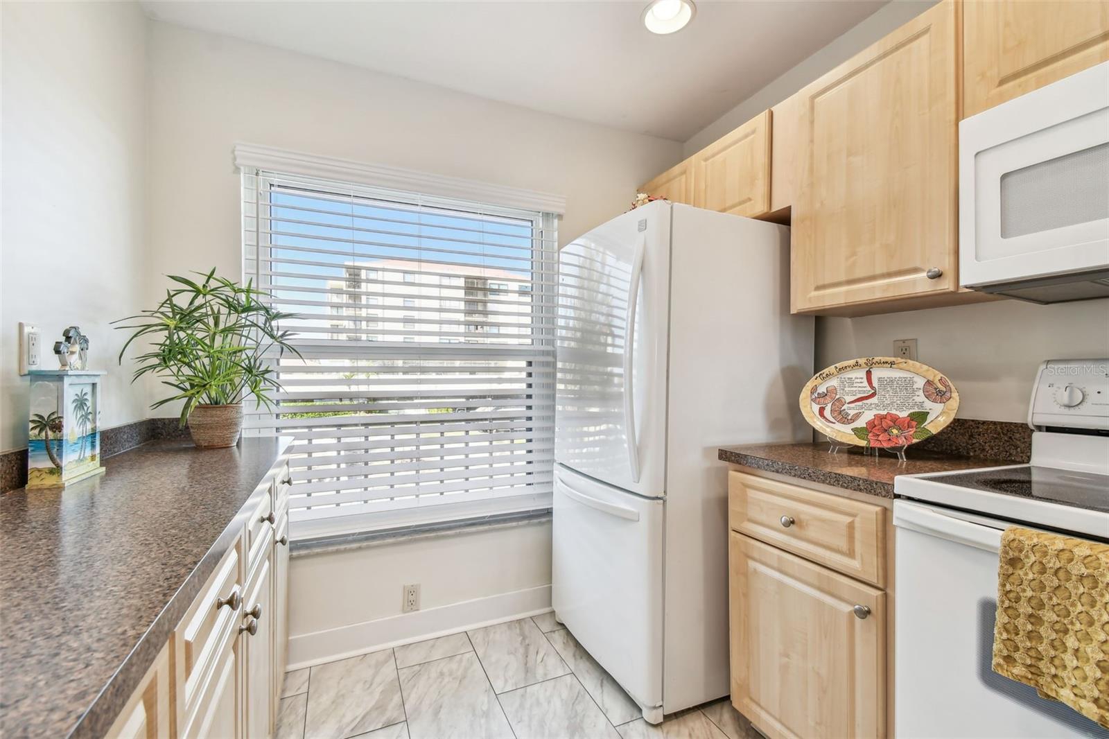 End unit allows open view & sea breezes from large kitchen window