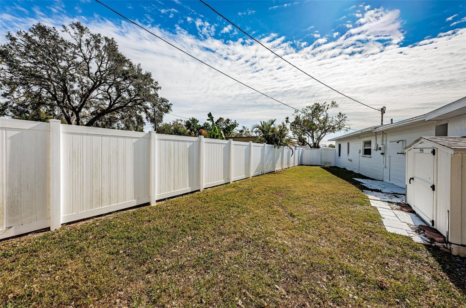 Yard / Vinyl Privacy Fencing