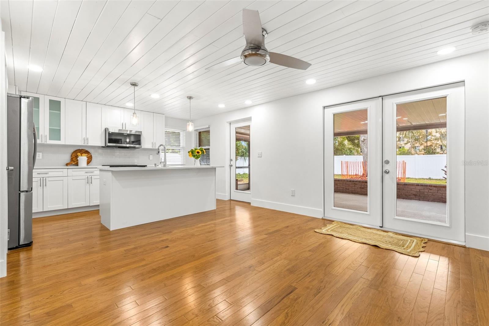 Bright kitchen/FR to outside porch/yard