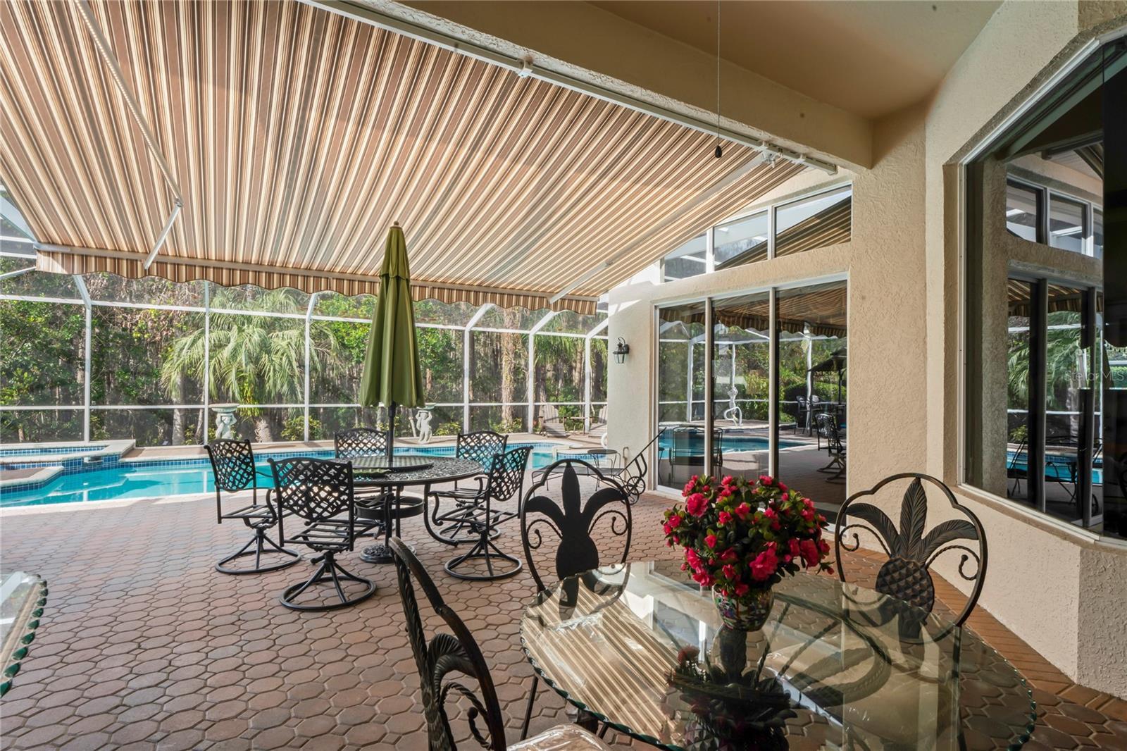 Patio retractable awning with lights