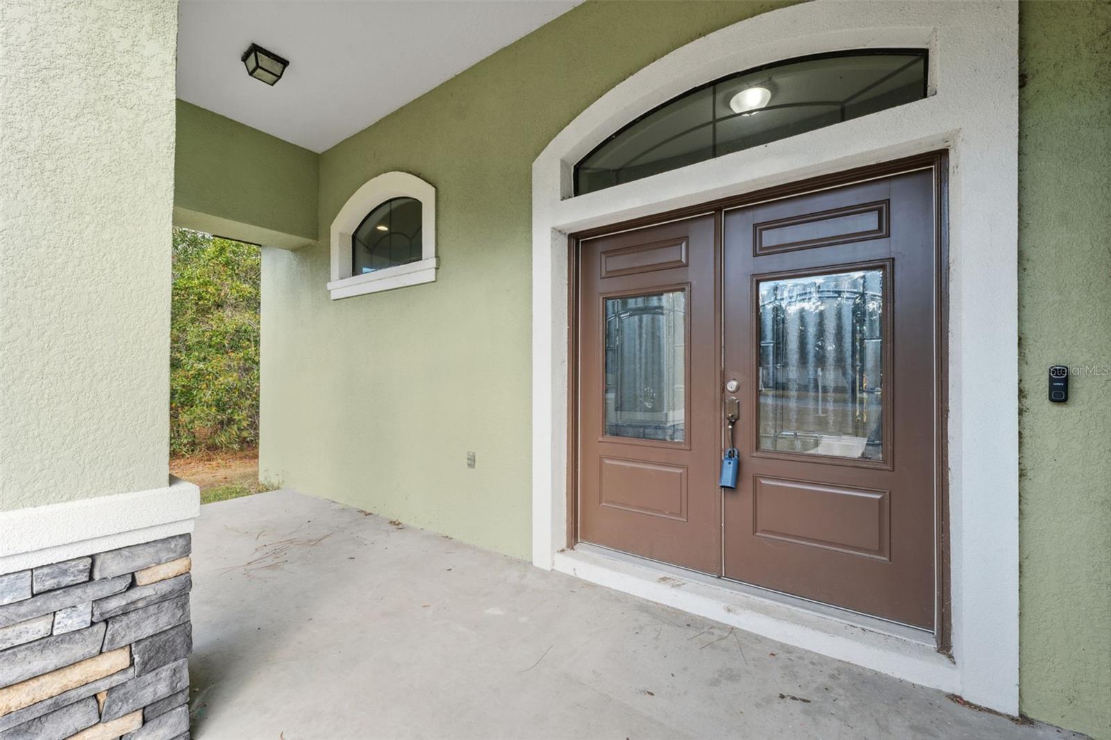 Front Porch/Entrance